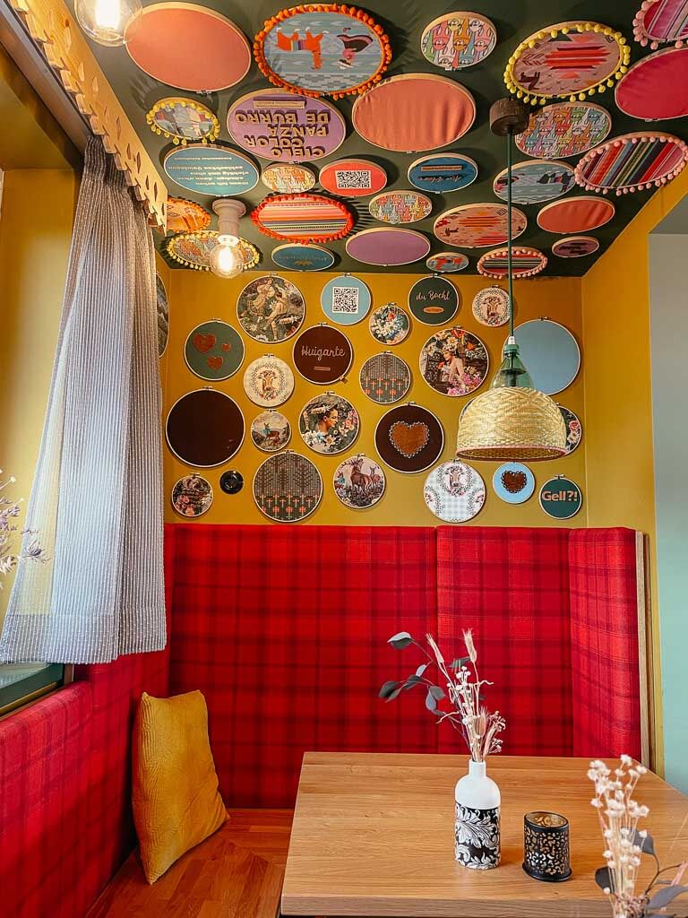 Kunterbunte Einrichtung im KUKU Berghotel in Rettenberg im Allg&auml;u