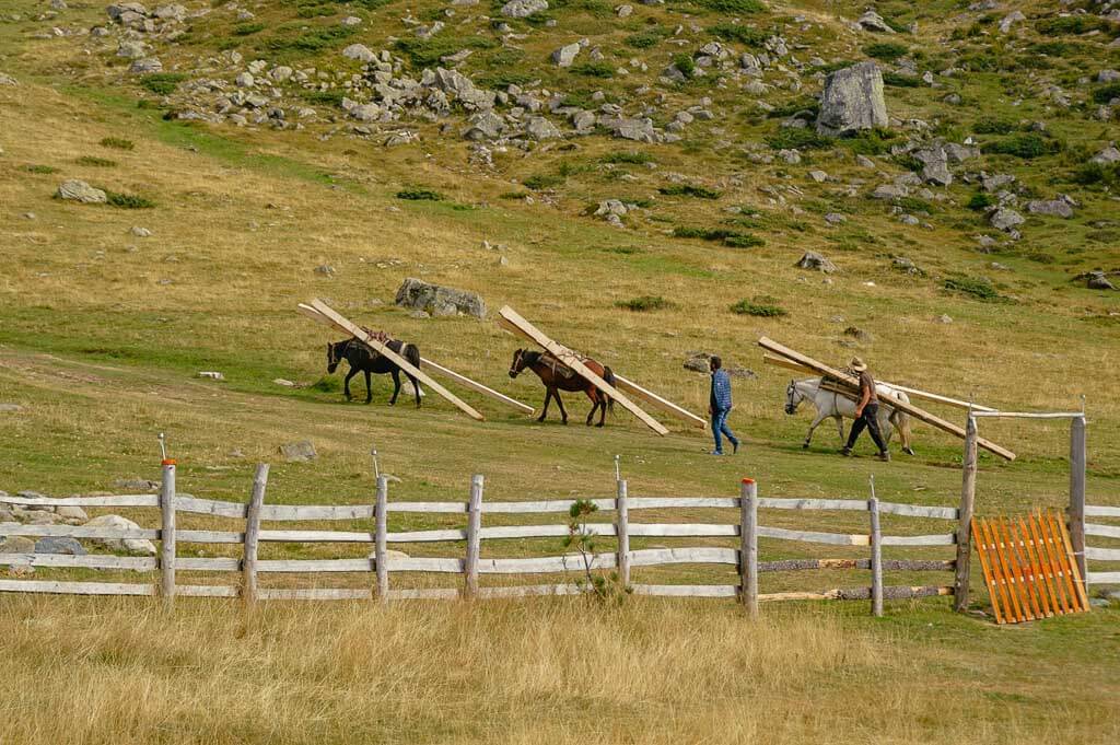 Bergdorf Doberdol auf dem Wanderweg Peaks of the Balkans
