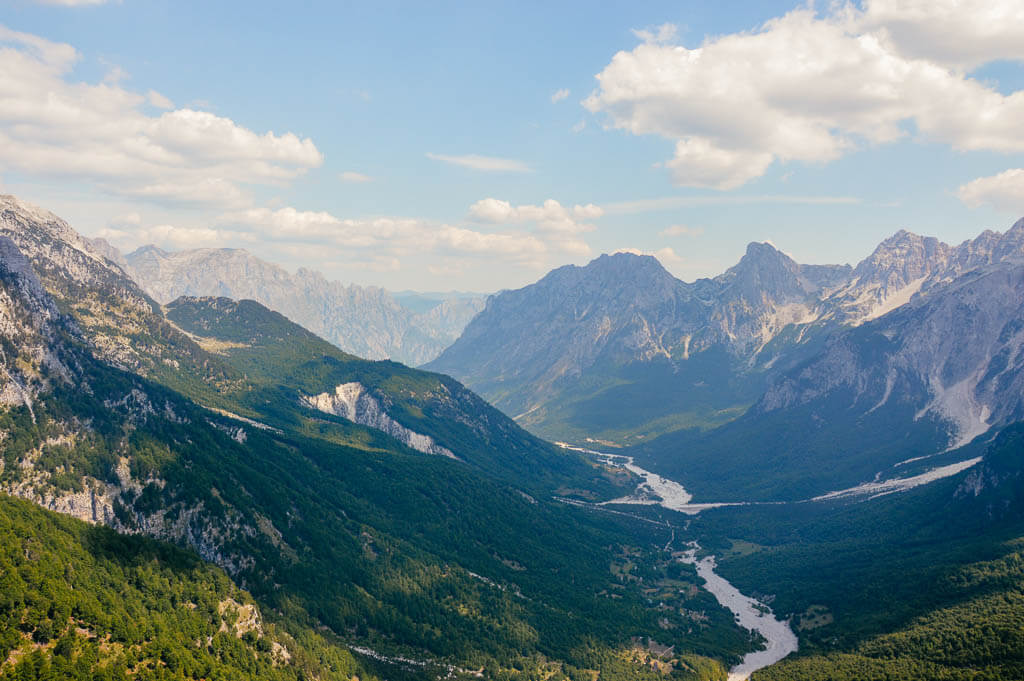 Peaks of the Balkans - Tal im Gebirge zwischen Theth und Valbone