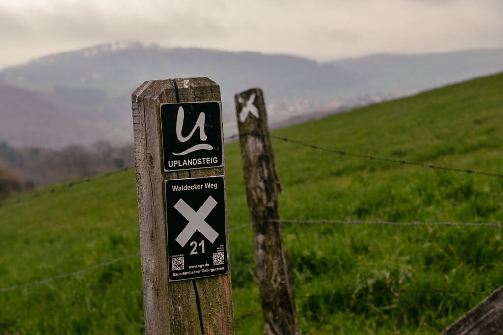 Wegmarkierung Uplandsteig im Sauerland