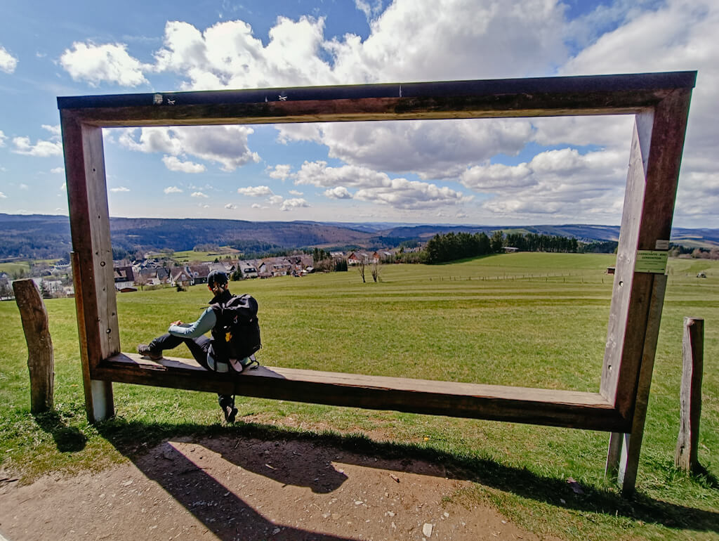 Sauerland Wanderwege - Bilderrahmen mit Landschaft auf der Winterberger Hochtour
