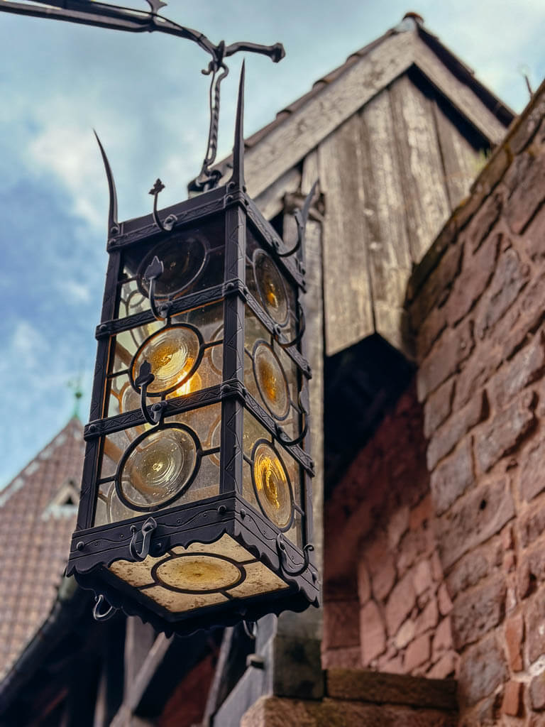 Laterne in der Hohk&ouml;nigsburg im Elsass