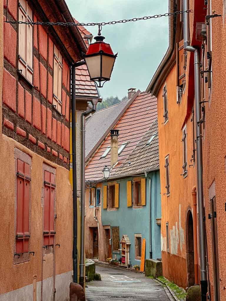 Bunte H&auml;user in der historischen Altstadt von Ribeauvill&eacute;