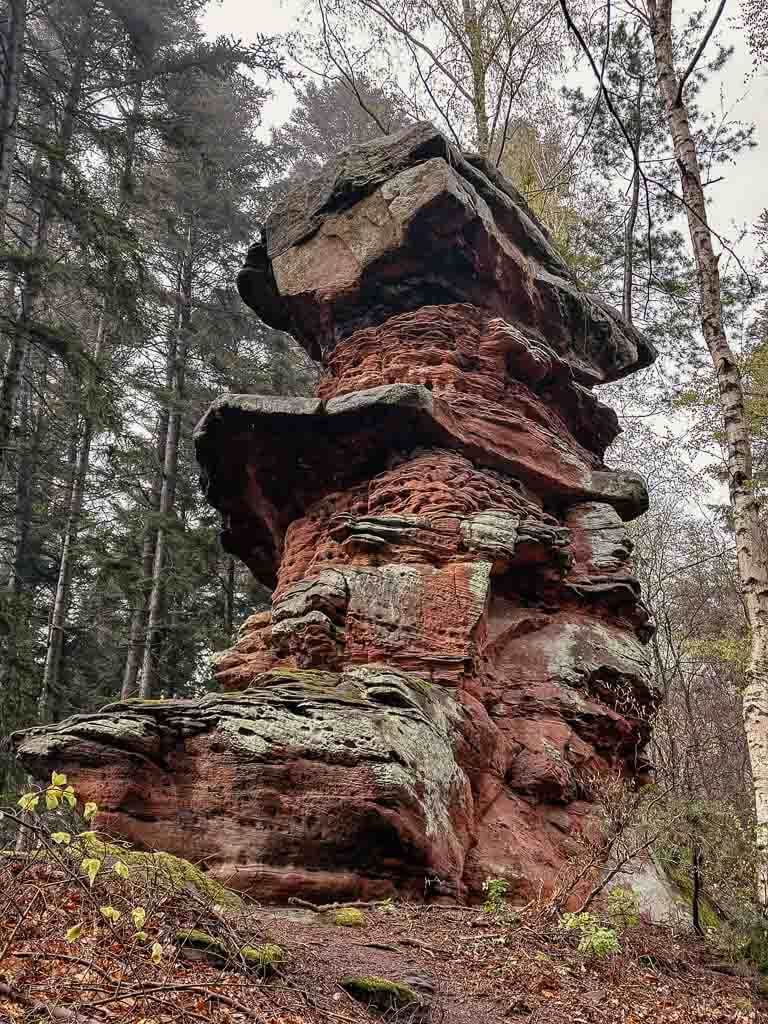 Sandsteinformation auf dem Burgenweg im Elsass