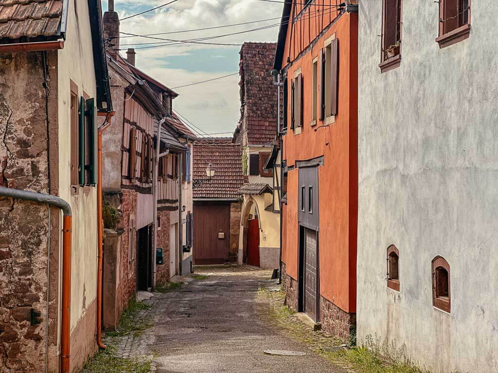 Historische Gasse in Wangen im Elsass
