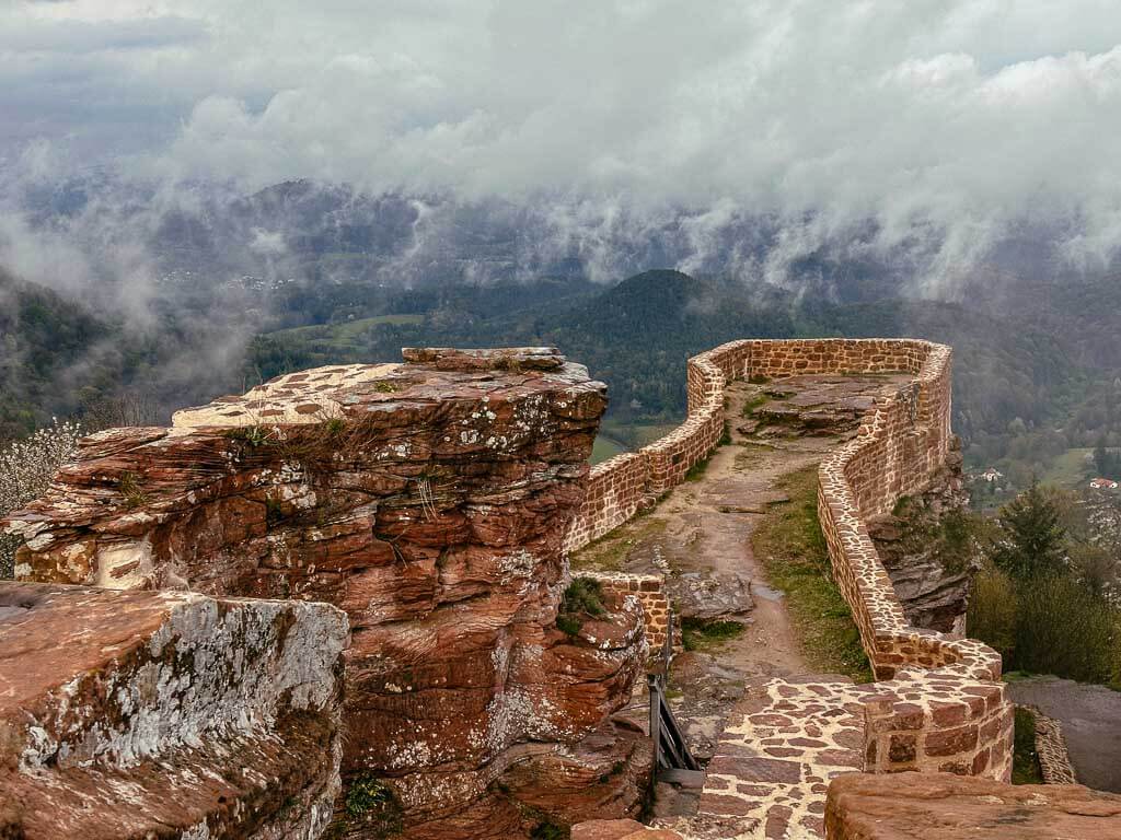 Wegelnburg in der Pfalz bei der Wanderung auf dem Burgenweg