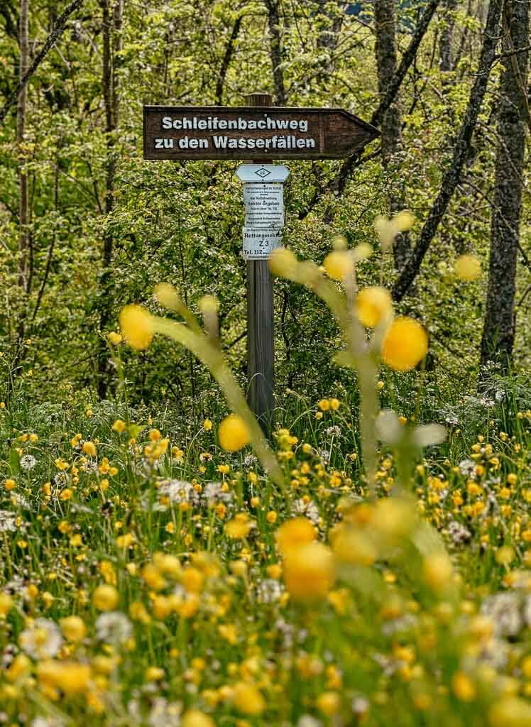 Wegweiser zu den Schleifenbachwasserf&auml;llen auf dem Schluchtensteig