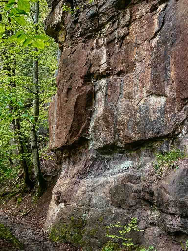 Schluchtensteig Buntsandsteinfelsen in der Wutachschlucht im Schwarzwald