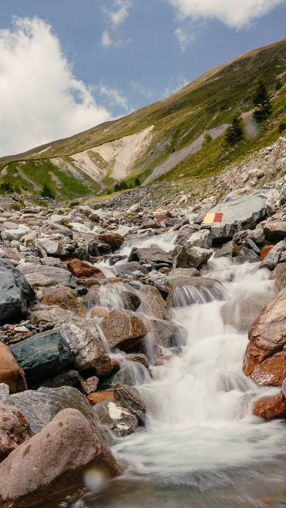 Kleiner Wasserfall bei Davos auf dem Weg von der Schatzalp zur Erbalp