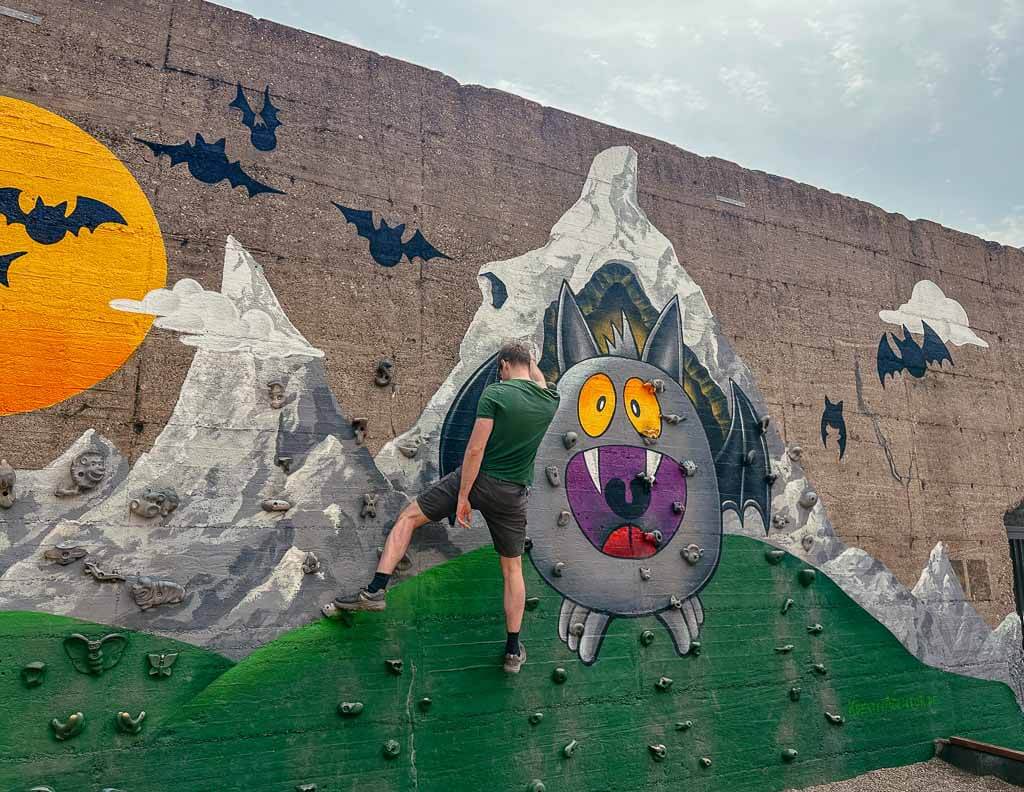 Bouldern im Outdoor-Klettergarten der DAV-Sektion Duisburg.