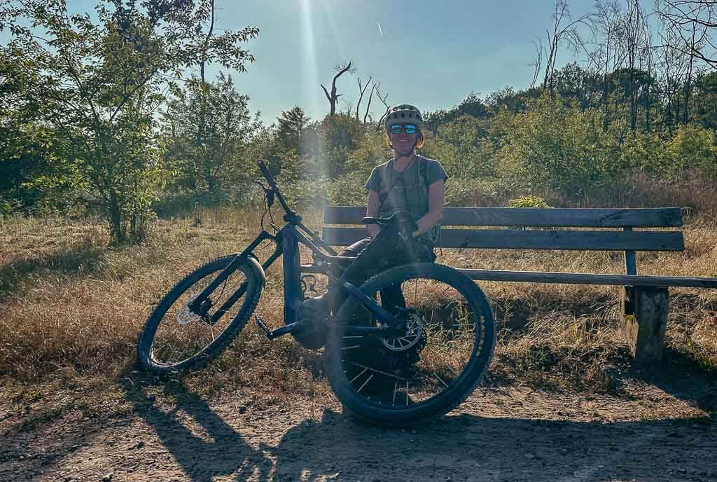 Couchflucht macht Pause auf einer Bank an der Sechs-Seen-Platte in Duisburg