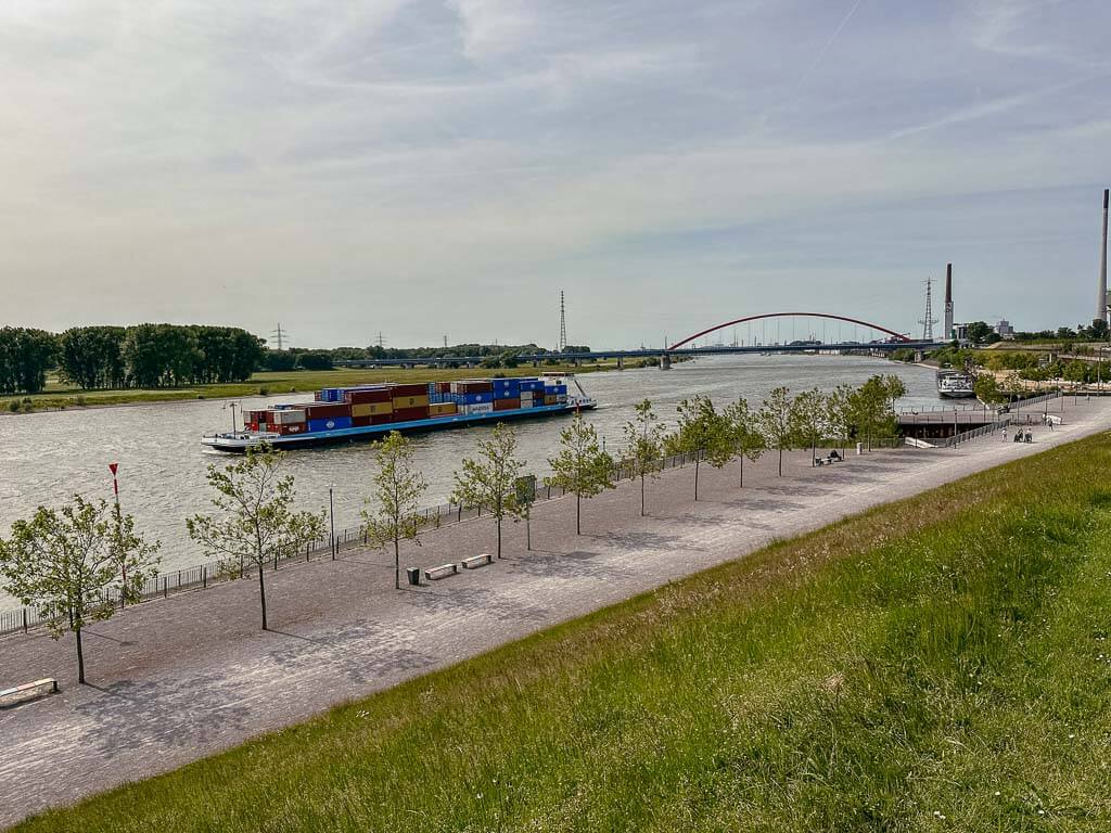 Ausblick auf den Rhein im Rheinpark Duisburg
