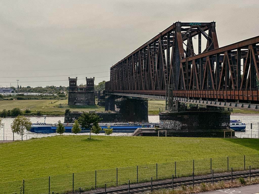 Historische Eisenbahnbr&uuml;cke in Duisburg-Hochfeld im Rheinpark