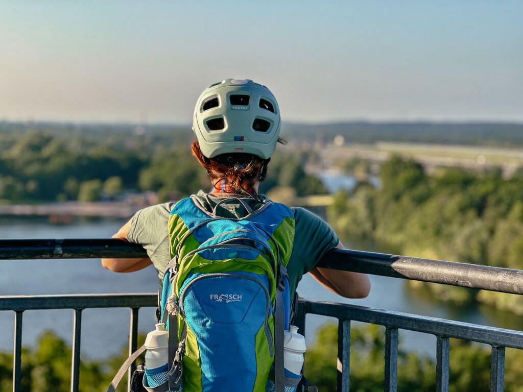Ausblick genie&szlig;en am Aussichtsturm Wolfsberg an der Sechs-Seen-Platte in Duisburg