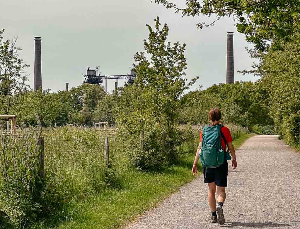 Wandern in Duisburg auf dem Emscherparkweg im Landschaftspark Duisburg Nord