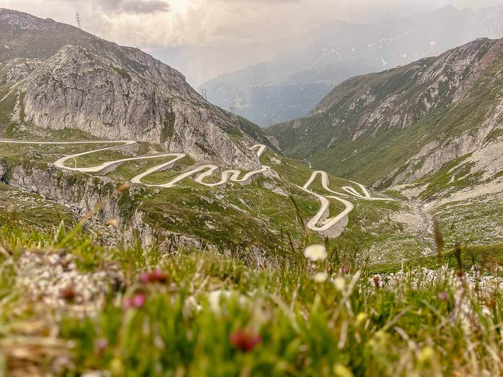 Grand Tour of Switzerland an der Tremola-Alpstra&szlig;e am Gotthardpass