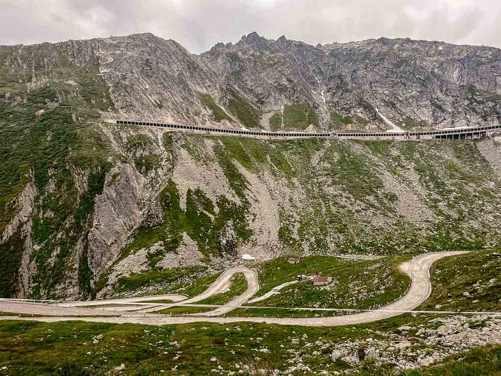 Grand Tour of Switzerland an der Tremola-Alpstra&szlig;e am Gotthardpass