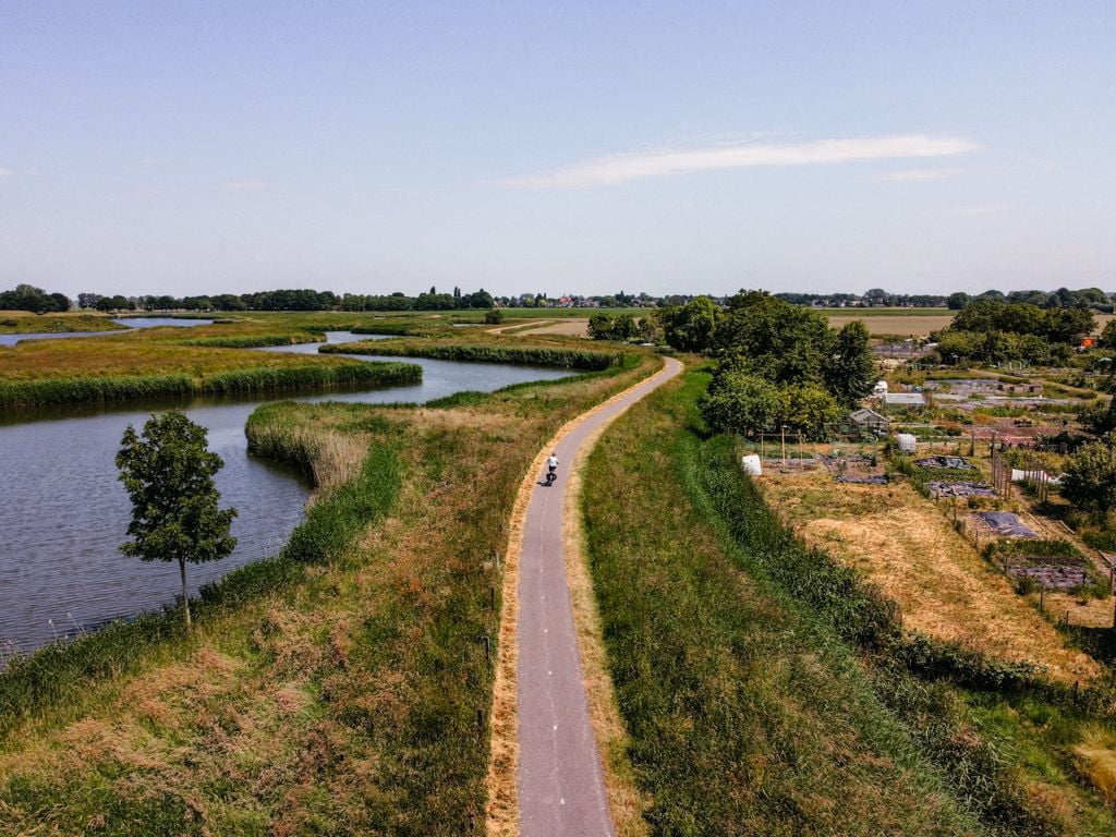 Idyllischer Radweg bei Heusden in der niederl&auml;ndischen Provinz Brabant