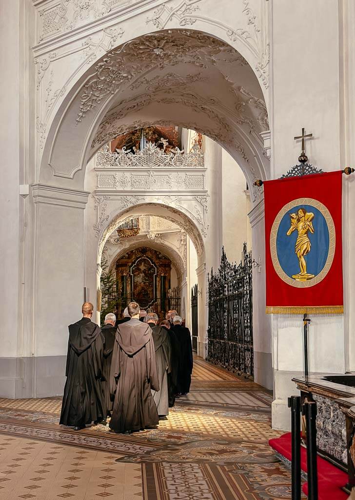Benediktinerm&ouml;nche in der Kirche vom Kloster Einsiedeln