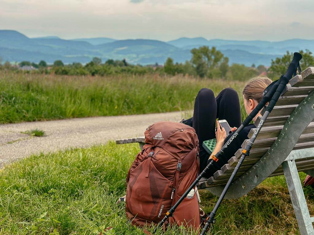 Pause auf einer Bank auf dem Hochrhein-H&ouml;henweg bei Murg