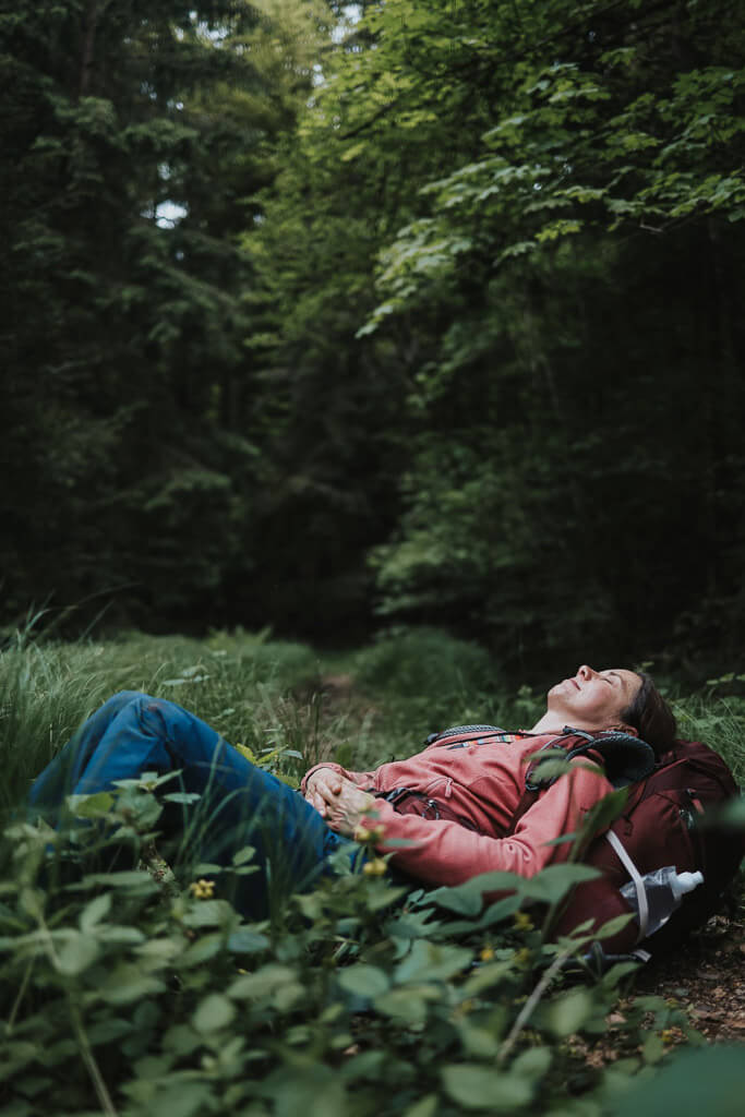 Trekking im Schwarzwald - Pause auf dem Wanderweg Albsteig