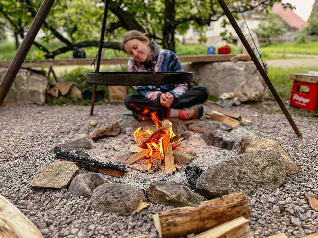 Lagerfeuer beim Trekking im Schwarzwald