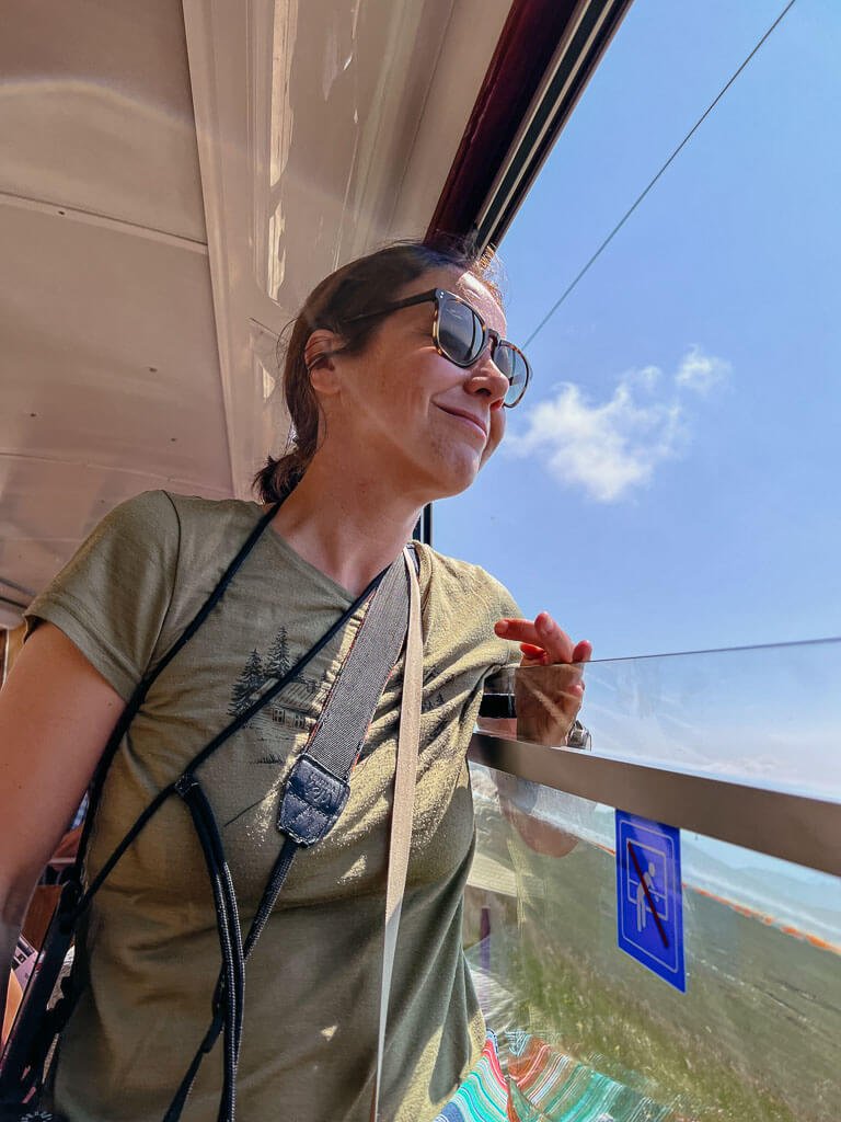 Couchflucht genie&szlig;t Aussicht von der Zahnradbahn zum Monte Generoso