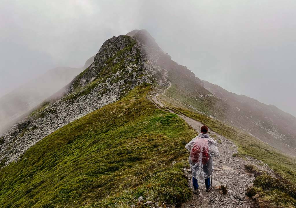 Couchflucht wandert mit Regenponcho auf dem Golmer H&ouml;henweg