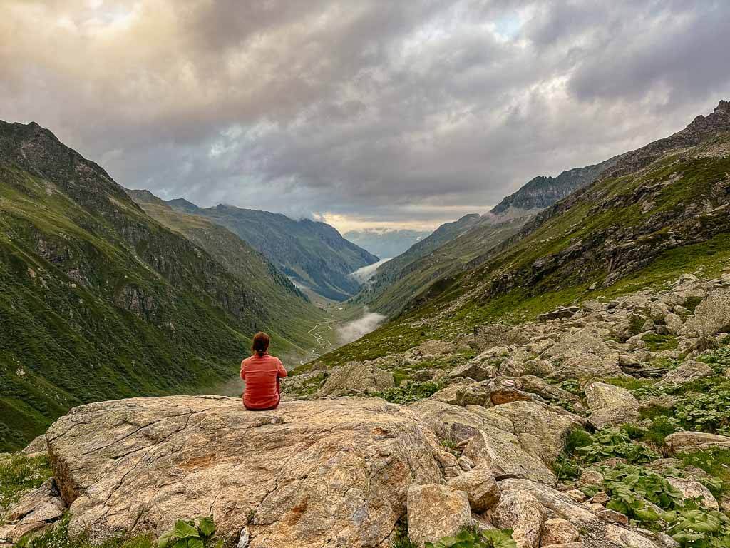 Couchflucht genie&szlig;t die Aussicht von der T&uuml;binger H&uuml;tte im Montafon.