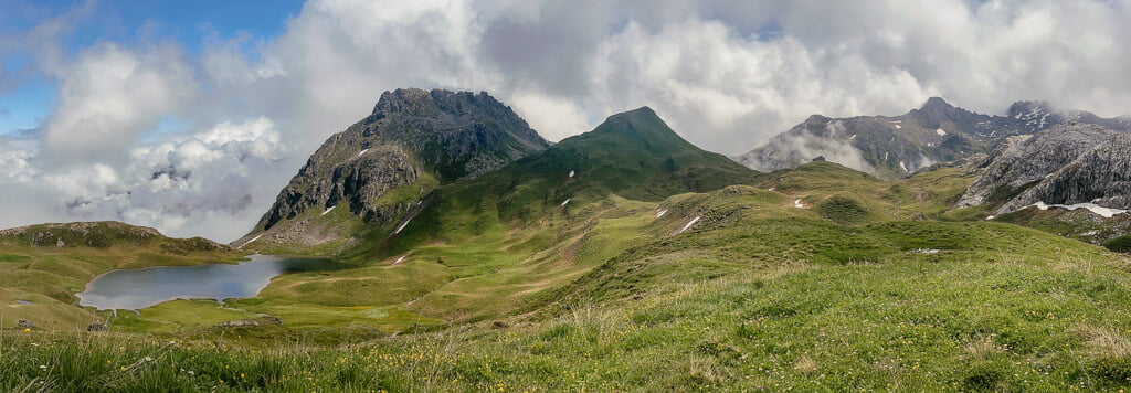 Bergpanorama mit Tilisunasee auf der Montafoner H&uuml;ttenrunde