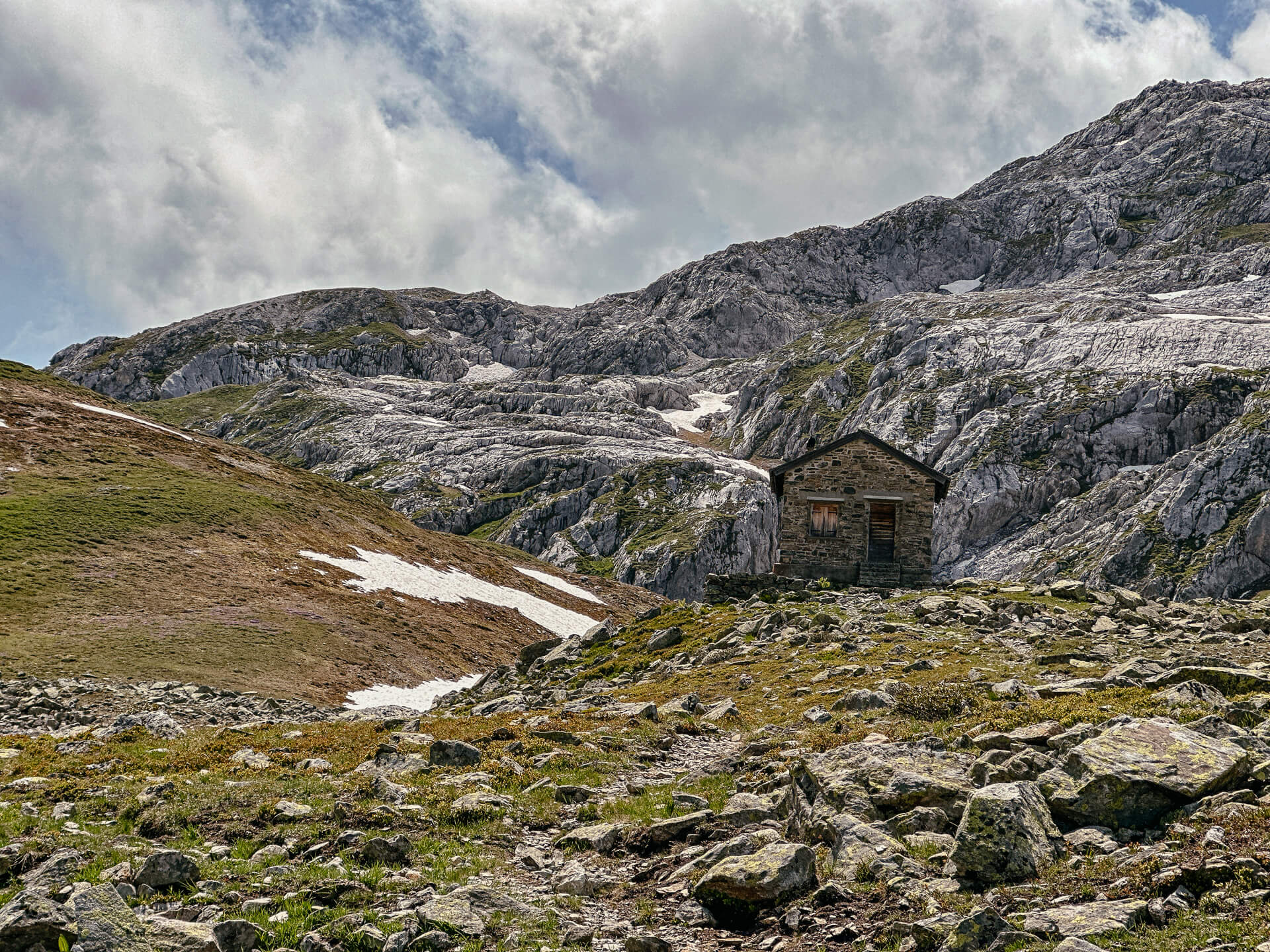 Einsame Bergh&uuml;tte auf dem Gruobenpass auf der Montafoner H&uuml;ttenrunde