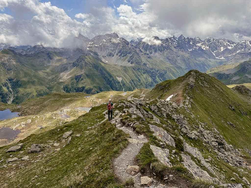Wandern auf dem Madrisella Gipfelweg im Montafon