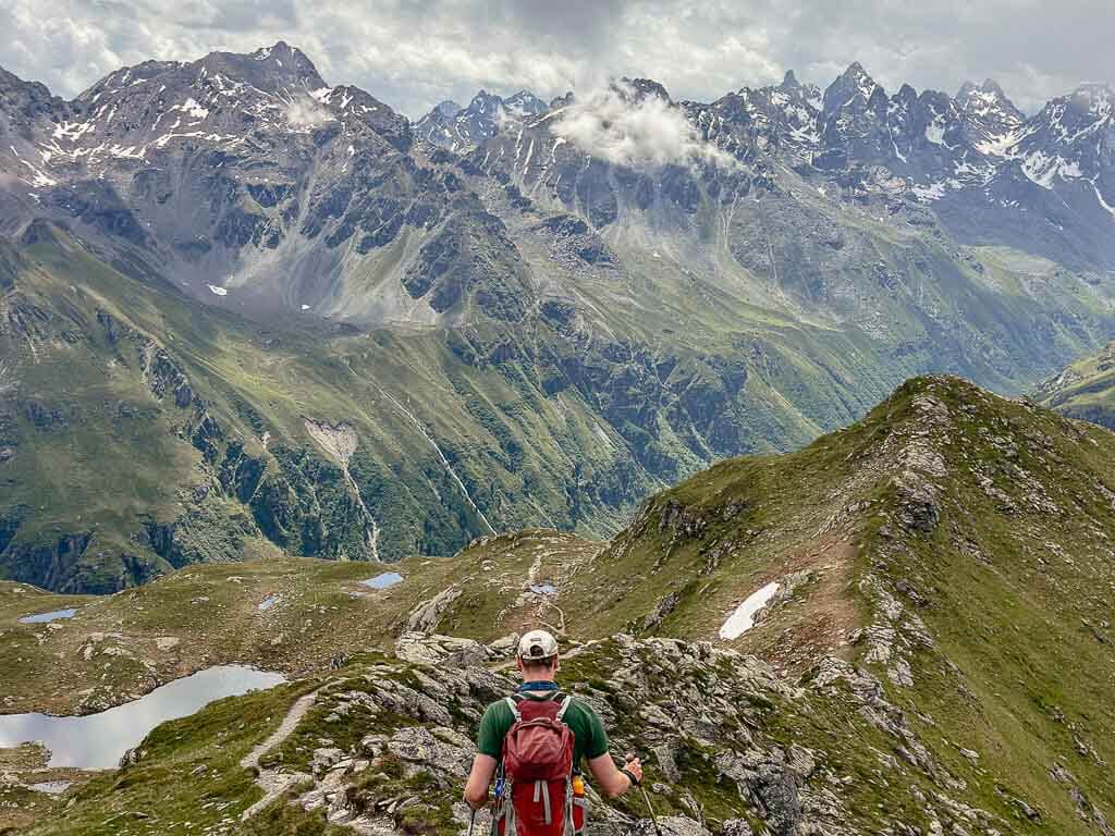 Alpenpanorama beim wandern auf der madrisella im montafon