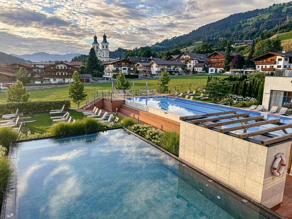 Die wundersch&ouml;nen Au&szlig;enpools im Hohe Salve Sportresort in Hopfgarten im Brixental