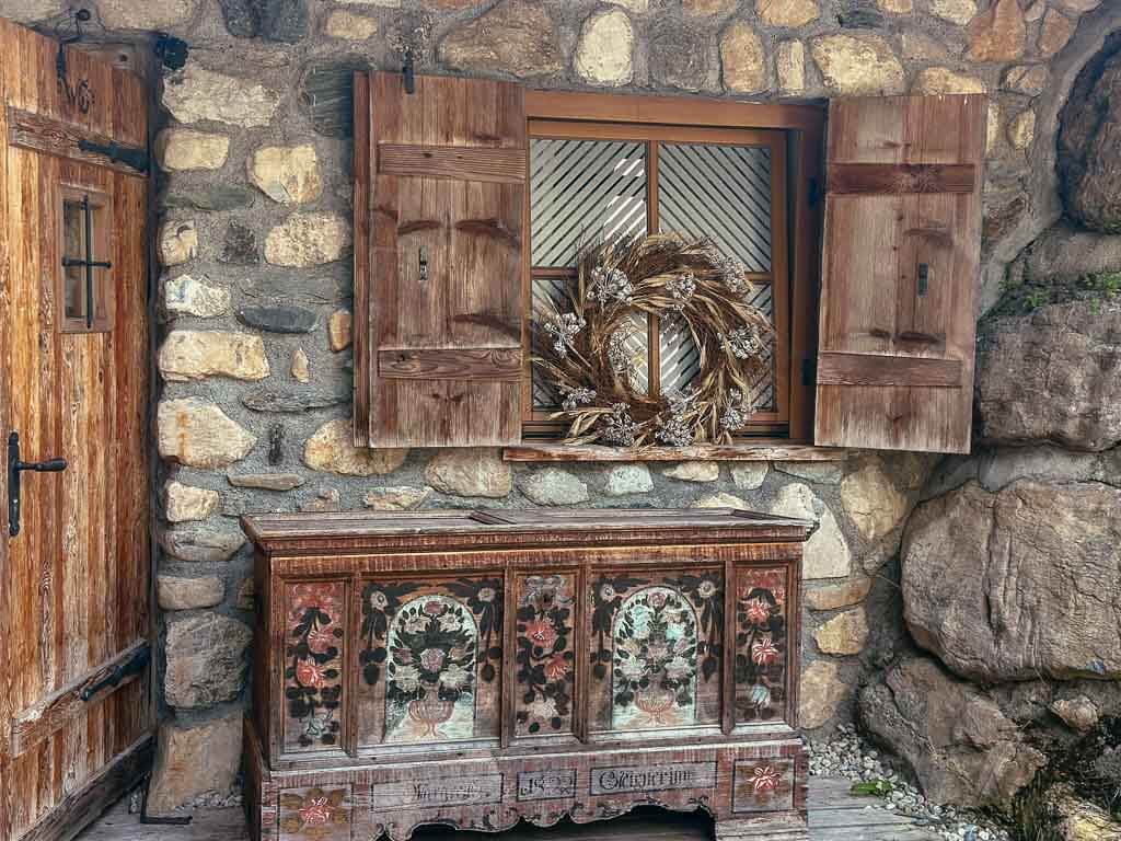 Terrasse mit Bauernschrank auf dem Kasplatzl in Aschau in den Kitzb&uuml;heler Alpen