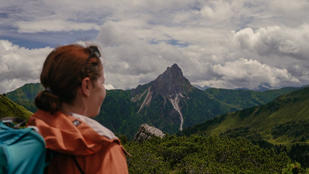 Couchflucht genie&szlig;t Ausblick auf den Gro&szlig;en Rettenstein vom Gassnerkogel