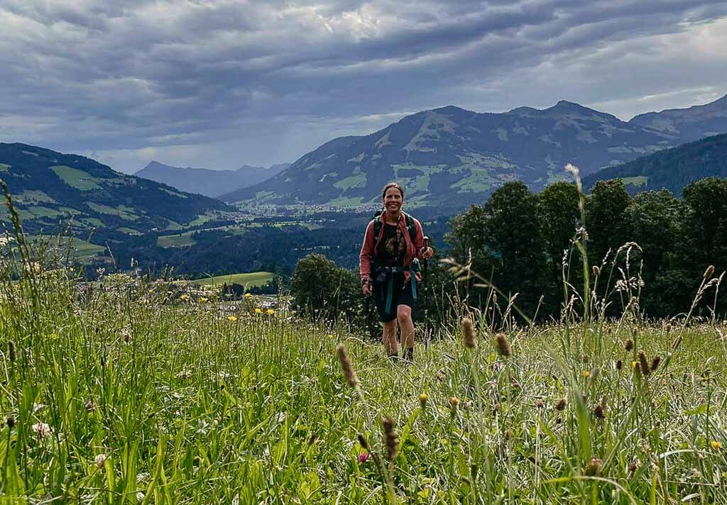 Blumenwiese beim Wandern auf dem KAT Walk bei Hopfgarten
