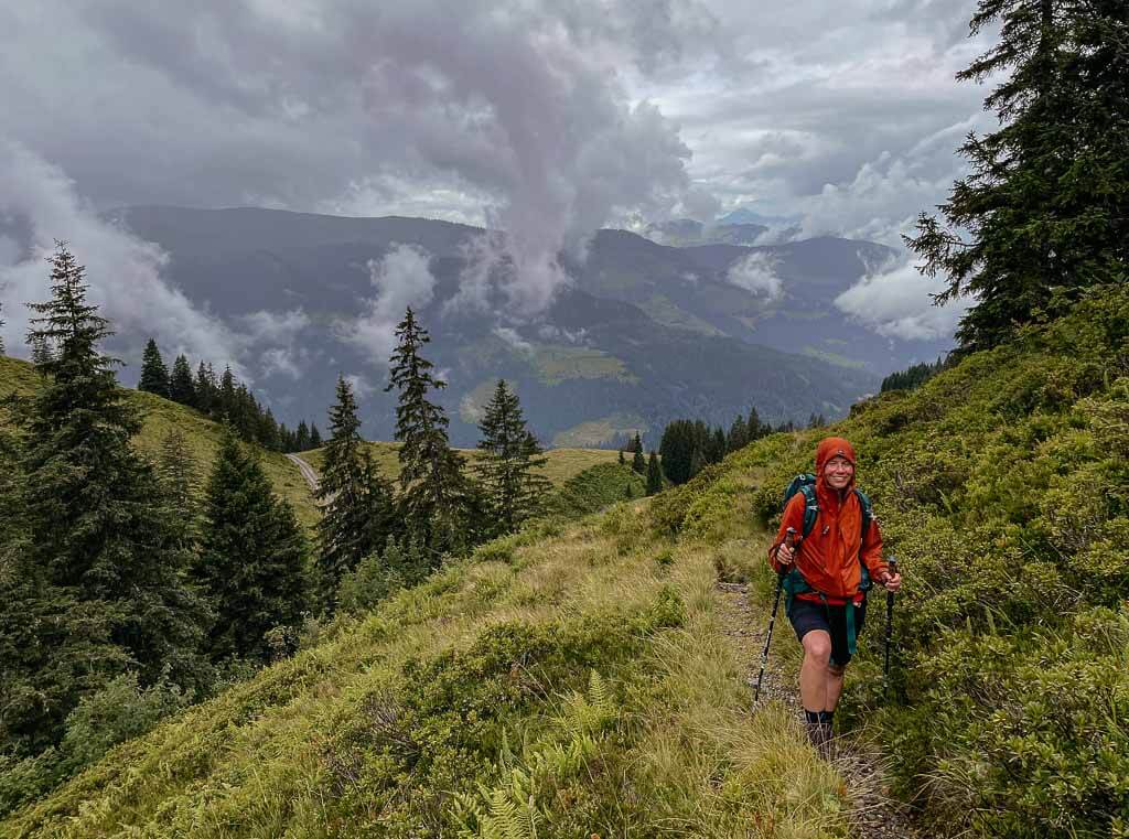 Wandern auf dem KAT Walk Alpin auf dem Steig zur Hintenkarscharte