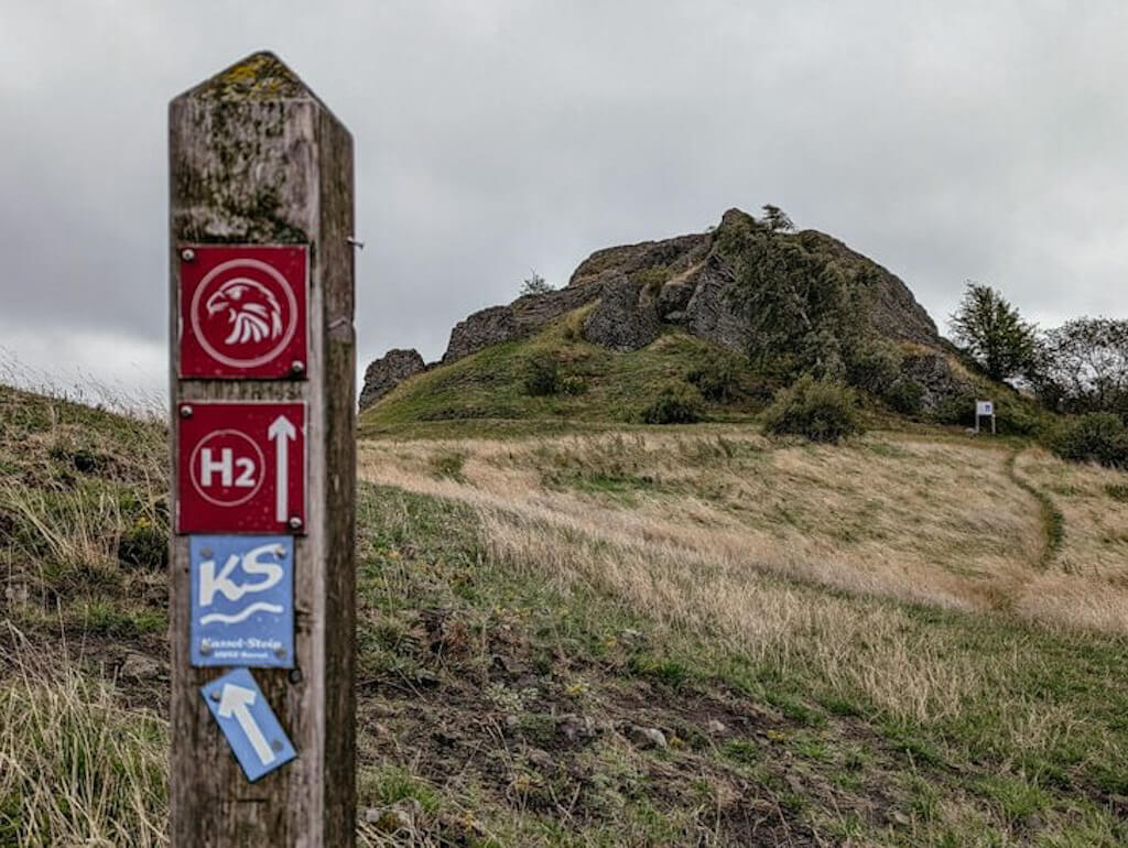 Wegweiser auf dem Habichtswaldsteig in Nordhessen
