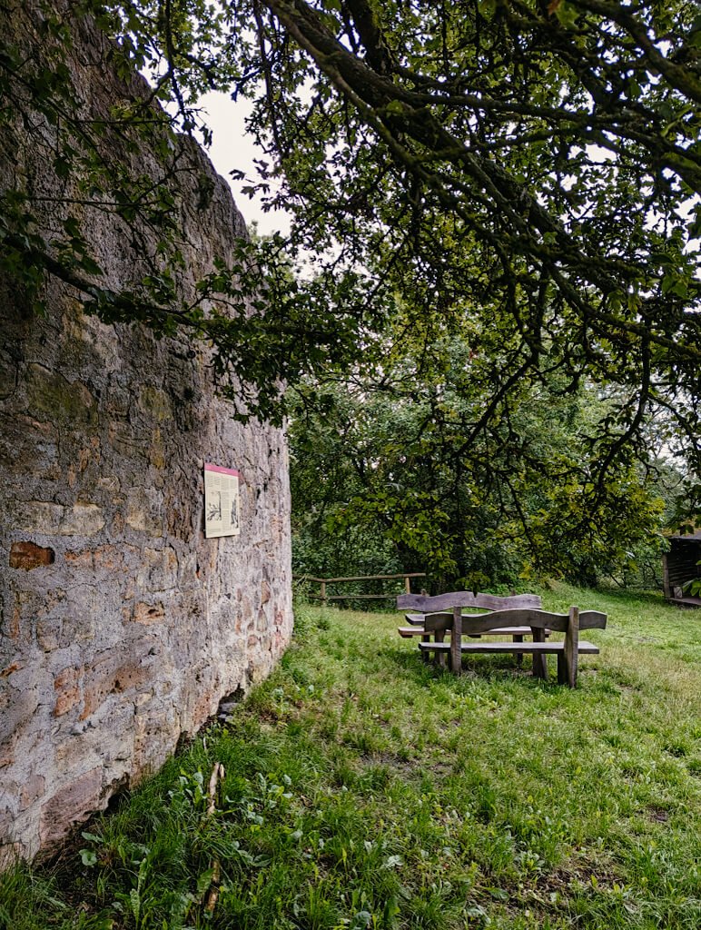 Pausenplatz an der Ruine Falkenstein auf dem Habichtswaldsteig in Nordhessen