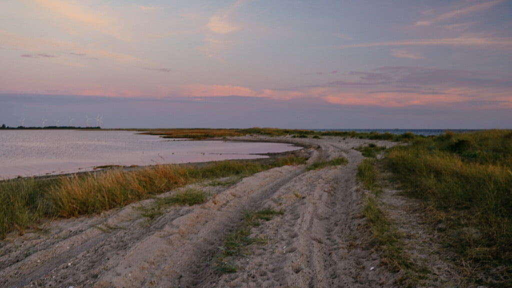 Wanderweg beim Sonnenuntergang im Albuen Naturgebiet auf Lolland
