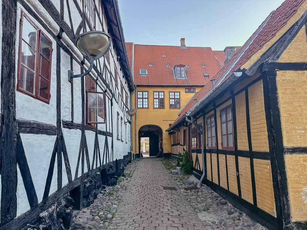 Alte Fachwerkh&auml;user in Theisens Gard in Nakskov auf Lolland