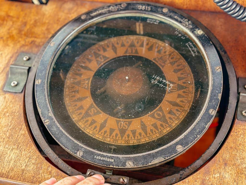 Kompass auf dem Schiff der Nysted Seal Safari auf Lolland