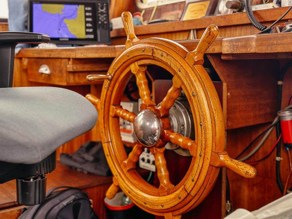 Steuerrad der MS Drost bei der Nysted Seal Safari auf Lolland