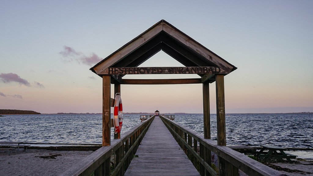 Sonnenaufgang am Badesteg am Hestehovedet Strand auf Lolland, D&auml;nemark