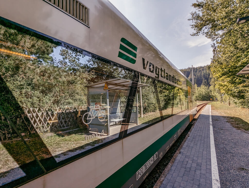 Die Vogtlandbahn am Bahnhof Neum&uuml;hle