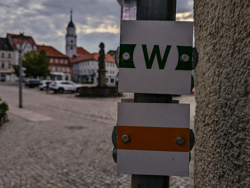 Wegmarkierung beim Wandern in der Oberlausitz rund um Bischofswerda