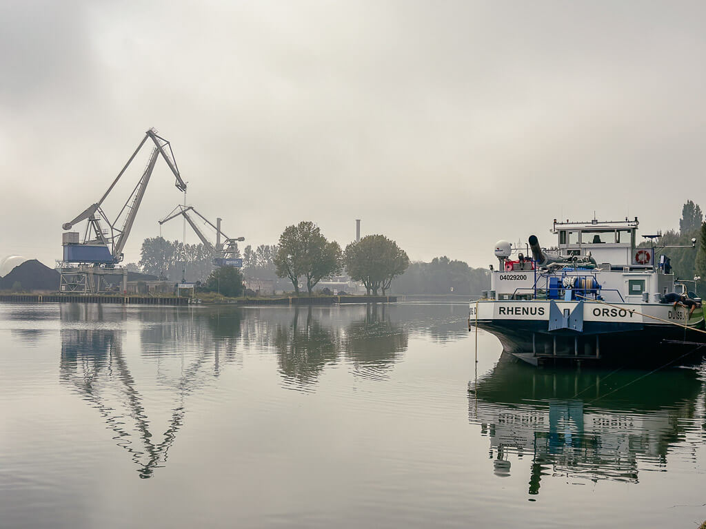Morgennebel im Hardenberg-Hafen in Dortmund