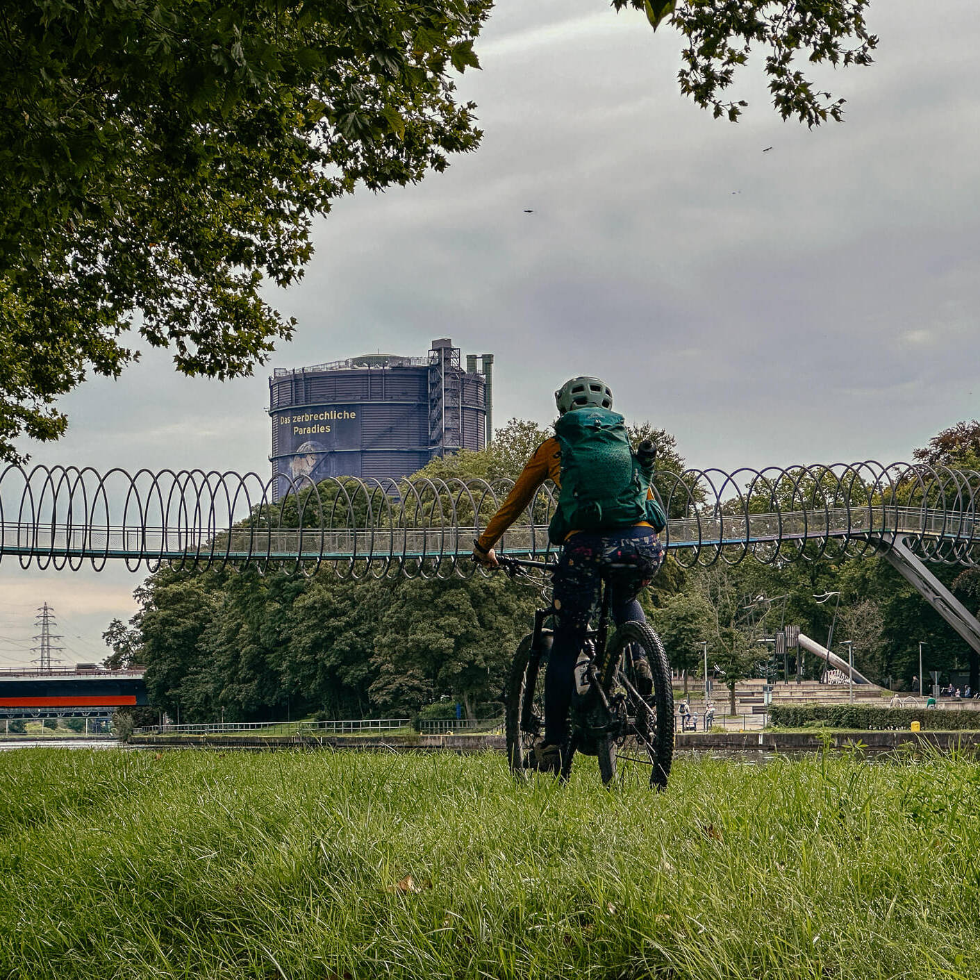 Radtour im Ruhrgebiet am Gasometer in Oberhausen