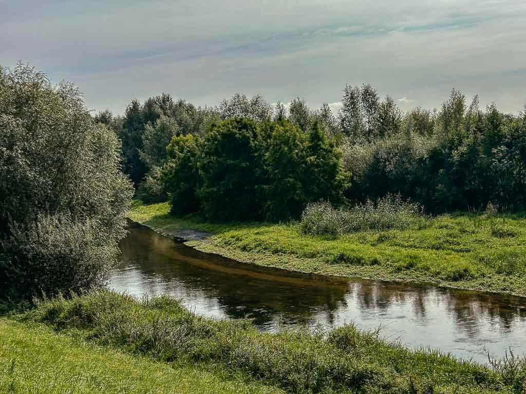 Auenidylle an der renaturierten Seseke bei der Radtour im Ruhrgebiet